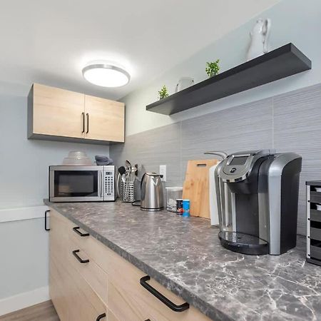 Quaint 1 Bedroom Lower Suite In Victoria, Bc Exterior photo