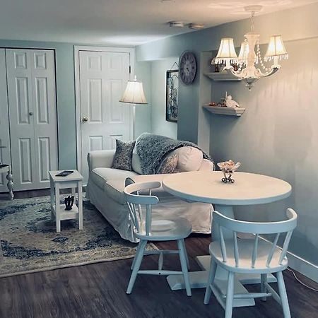 Quaint 1 Bedroom Lower Suite In Victoria, Bc Exterior photo