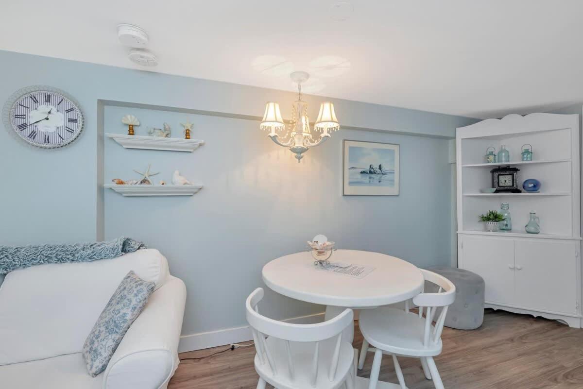 Quaint 1 Bedroom Lower Suite In Victoria, Bc Exterior photo