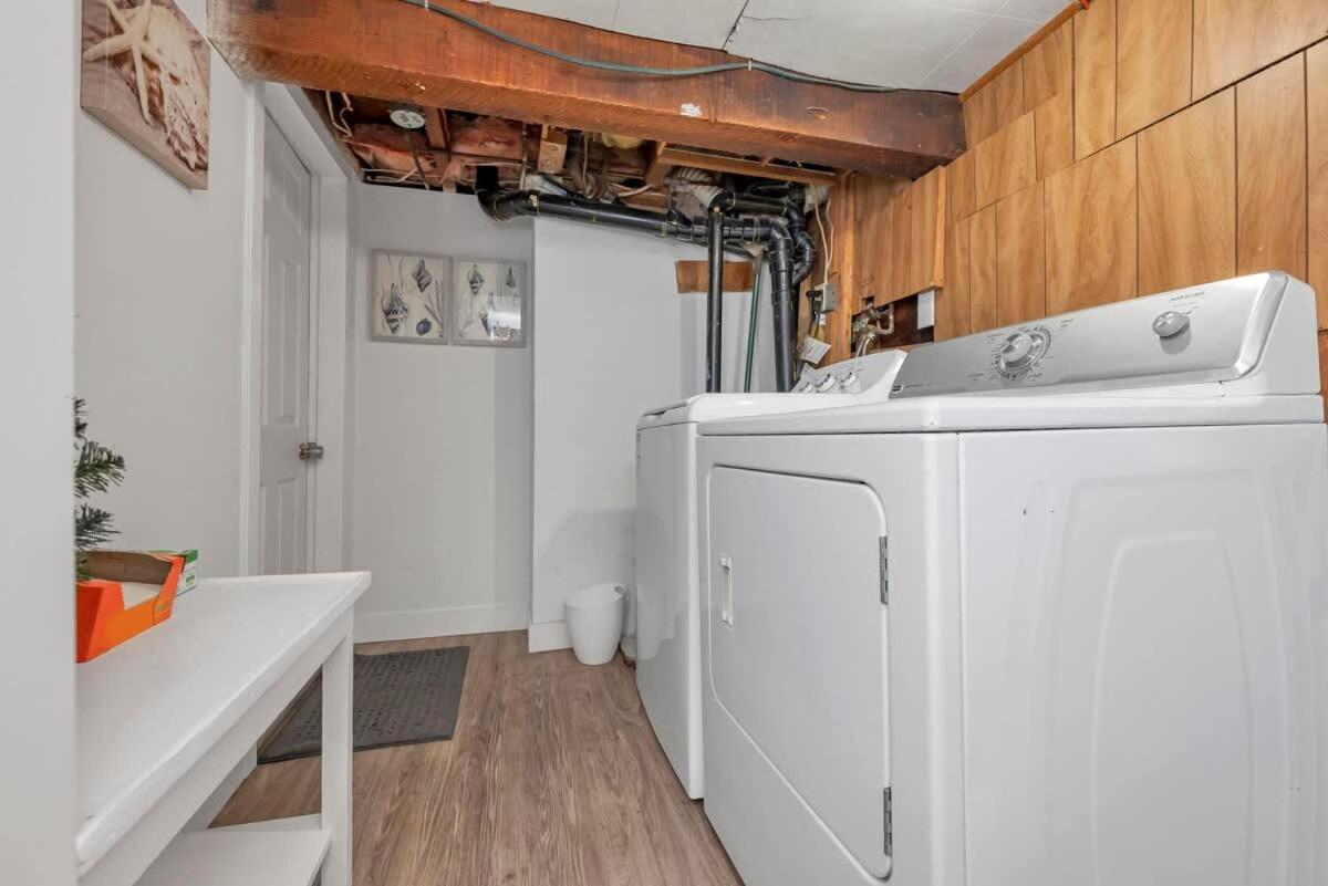 Quaint 1 Bedroom Lower Suite In Victoria, Bc Exterior photo