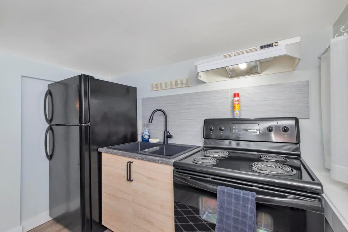 Quaint 1 Bedroom Lower Suite In Victoria, Bc Exterior photo