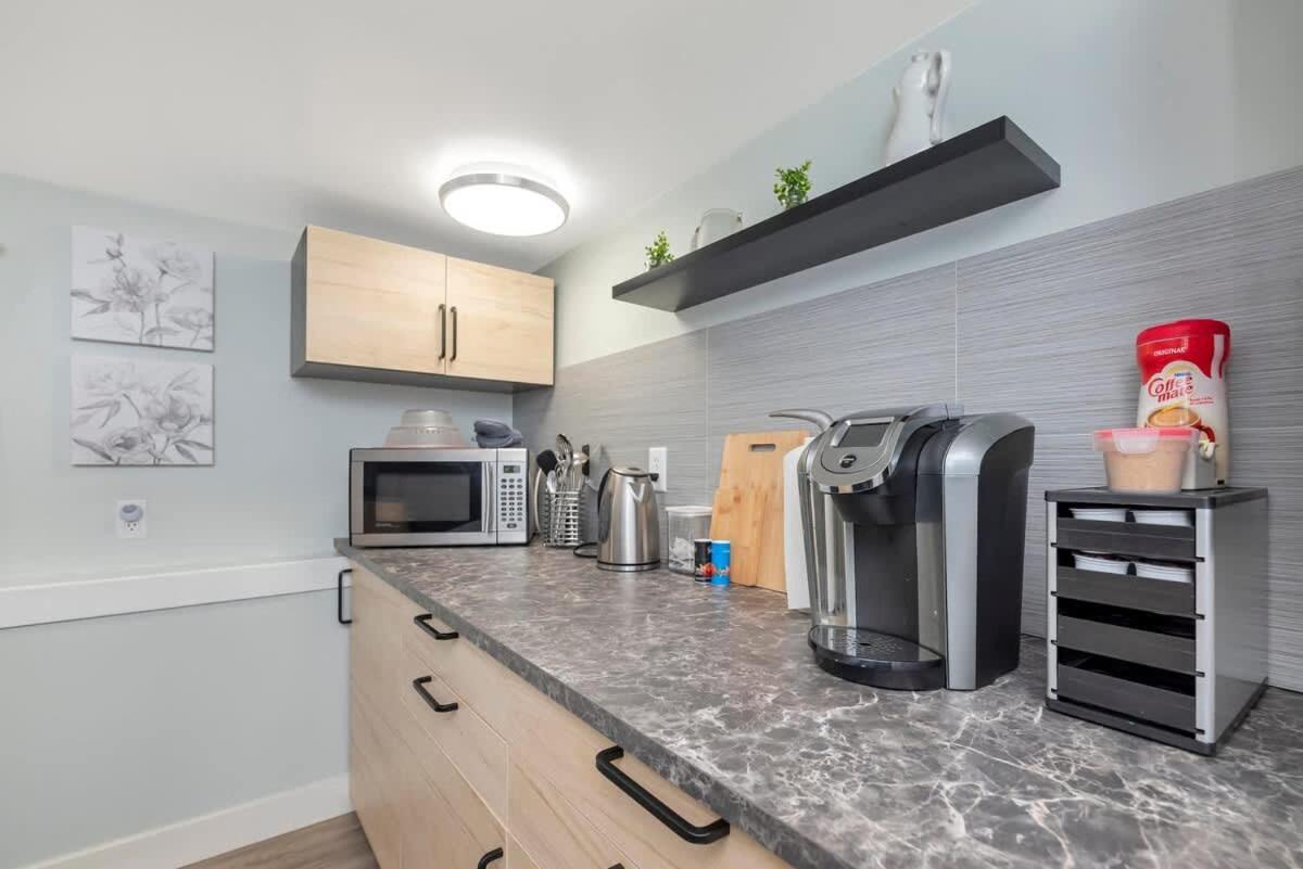 Quaint 1 Bedroom Lower Suite In Victoria, Bc Exterior photo