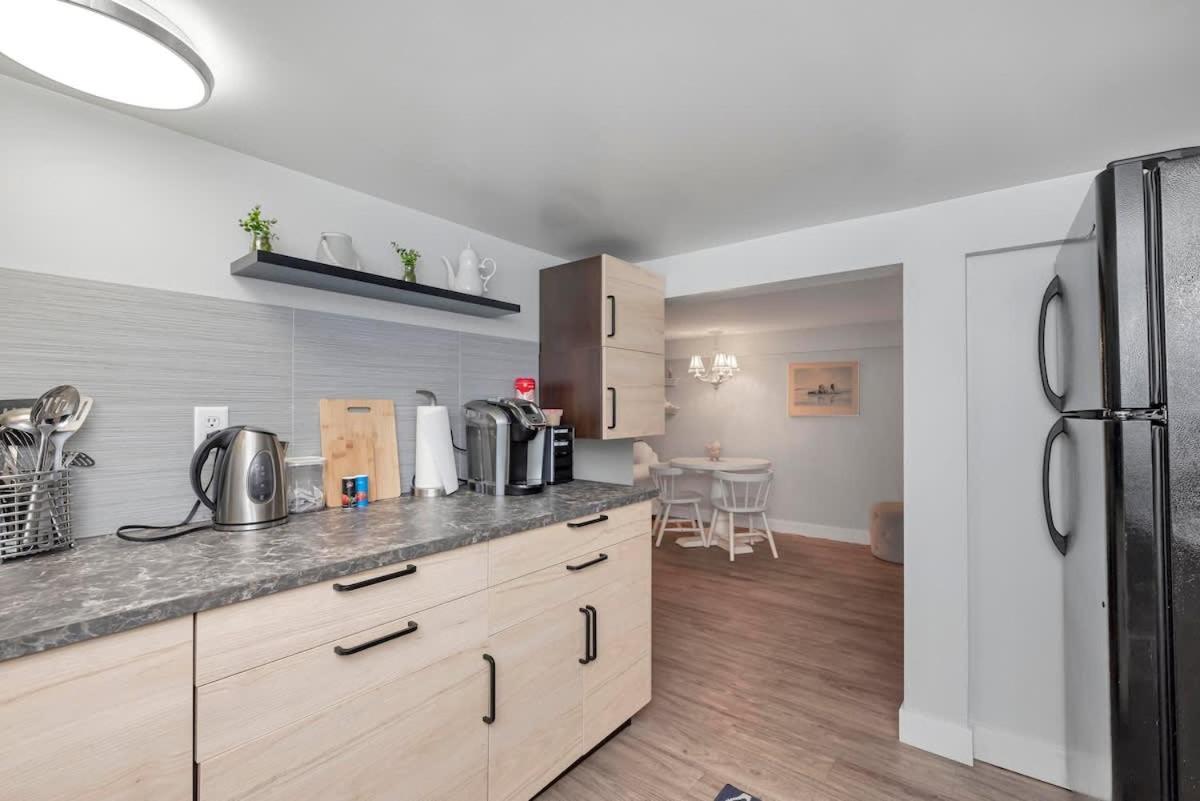 Quaint 1 Bedroom Lower Suite In Victoria, Bc Exterior photo