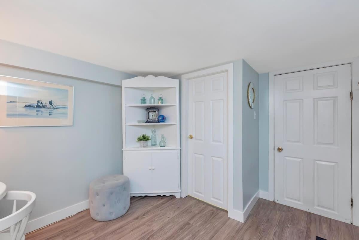 Quaint 1 Bedroom Lower Suite In Victoria, Bc Exterior photo
