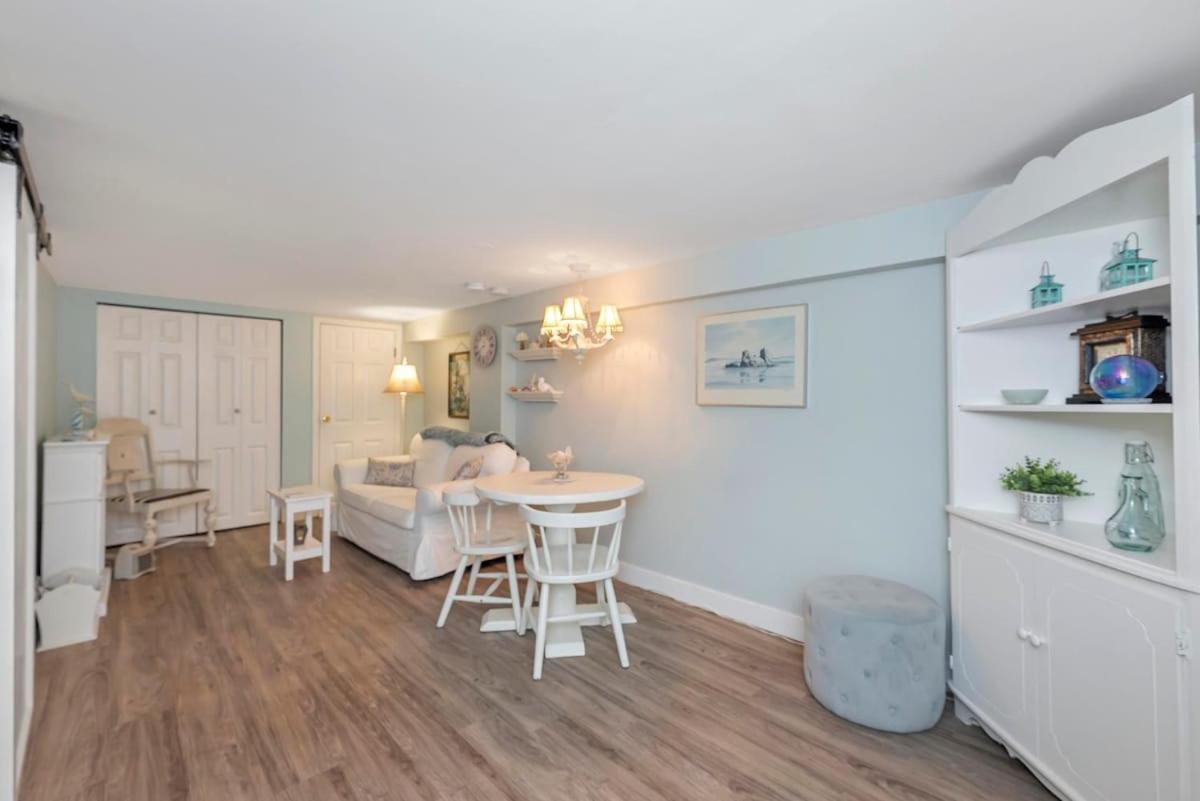 Quaint 1 Bedroom Lower Suite In Victoria, Bc Exterior photo