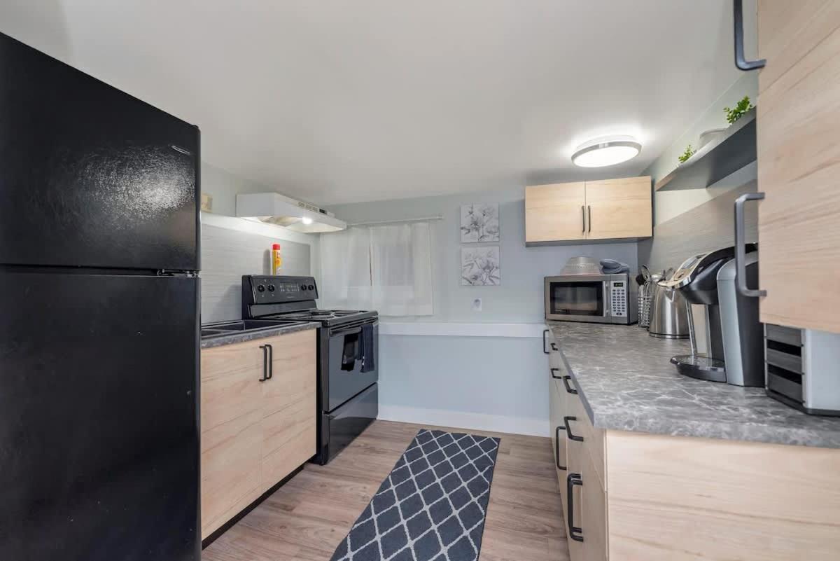 Quaint 1 Bedroom Lower Suite In Victoria, Bc Exterior photo
