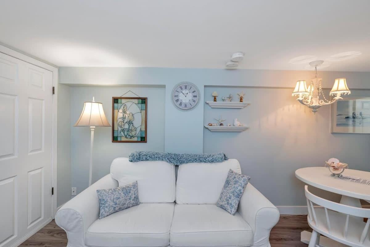 Quaint 1 Bedroom Lower Suite In Victoria, Bc Exterior photo