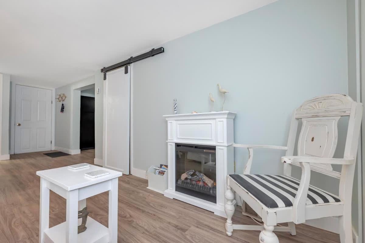 Quaint 1 Bedroom Lower Suite In Victoria, Bc Exterior photo
