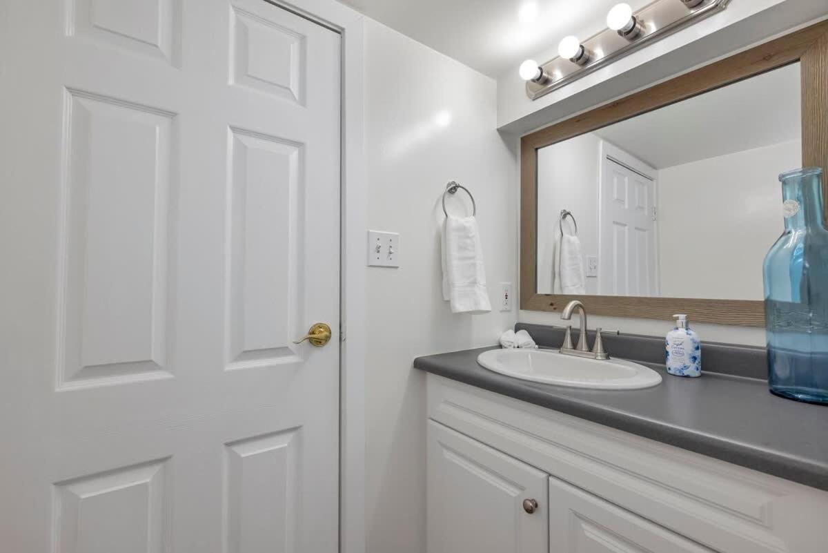Quaint 1 Bedroom Lower Suite In Victoria, Bc Exterior photo