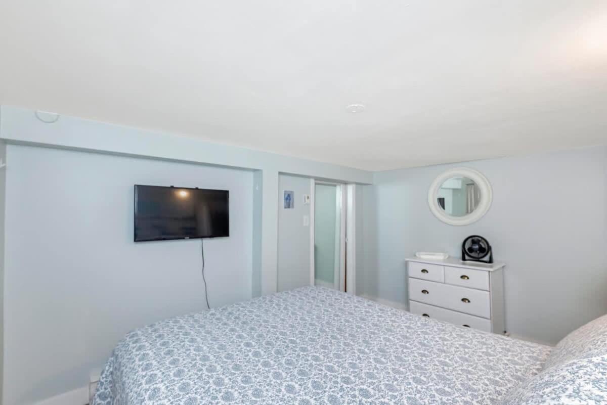 Quaint 1 Bedroom Lower Suite In Victoria, Bc Exterior photo